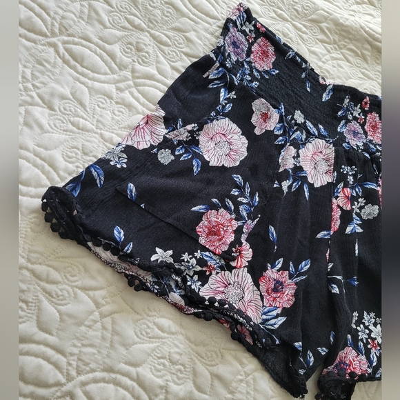 Sale 5/$20 Black Floral Flowy Boho Chic Shorts Medium EUC - Picture 2 of 7